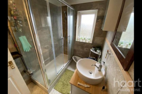 Lovely 1 bedroom top floor flat with private parking.